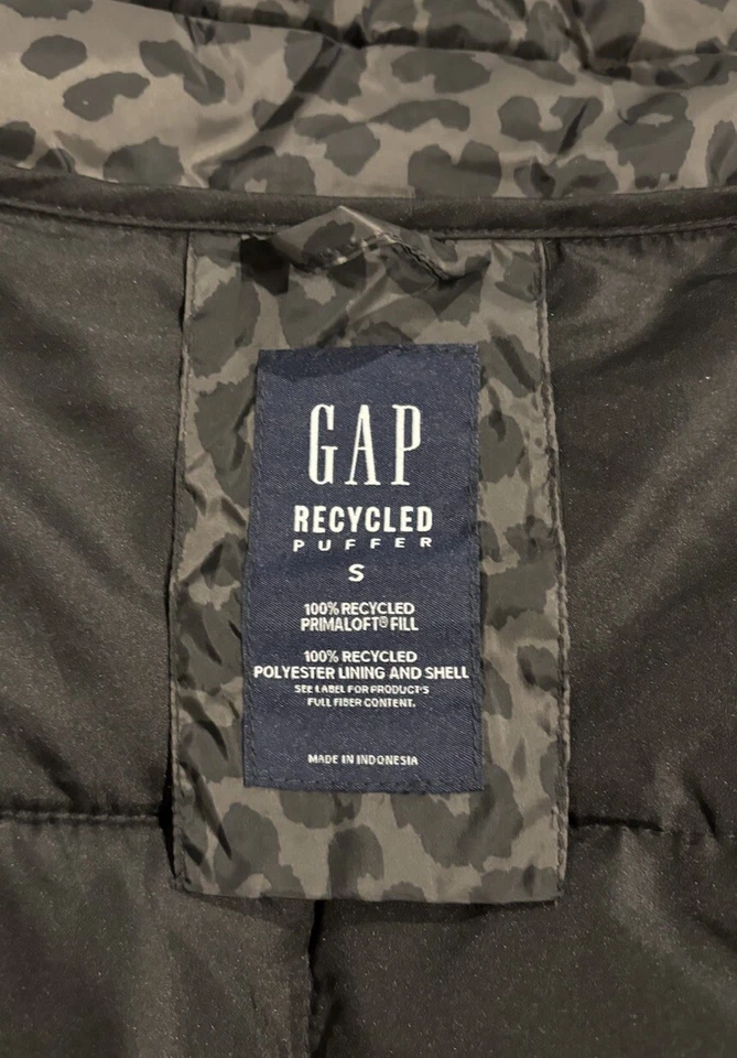 Chaleco acolchado GAP 100 % reciclado de gran tamaño estampado de leopardo oliva talla pequeña Foto 2 de 4
