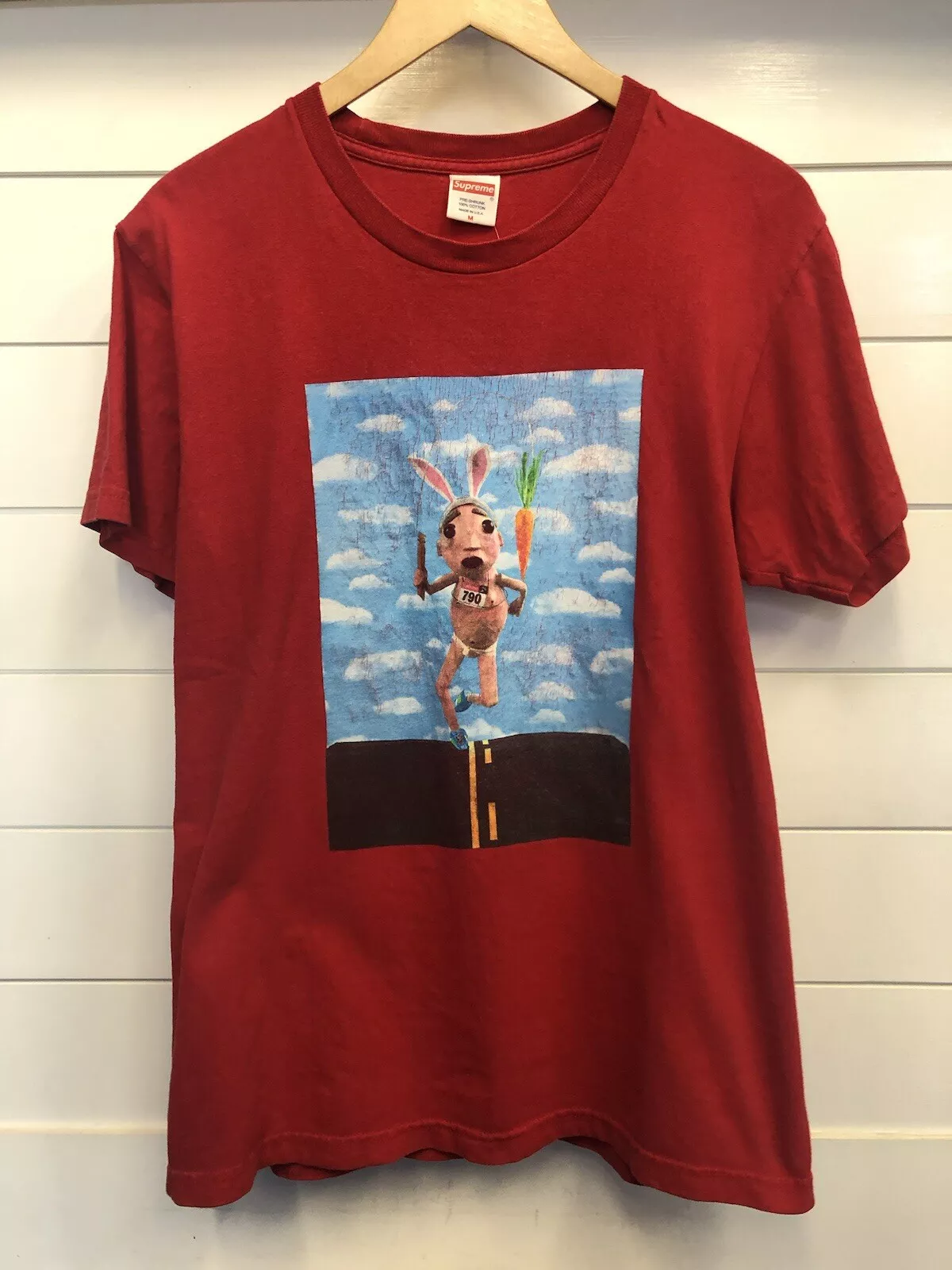 T shirt homme Supreme Y2K SS17 Mike Hill Rabbit Runner rouge moyen