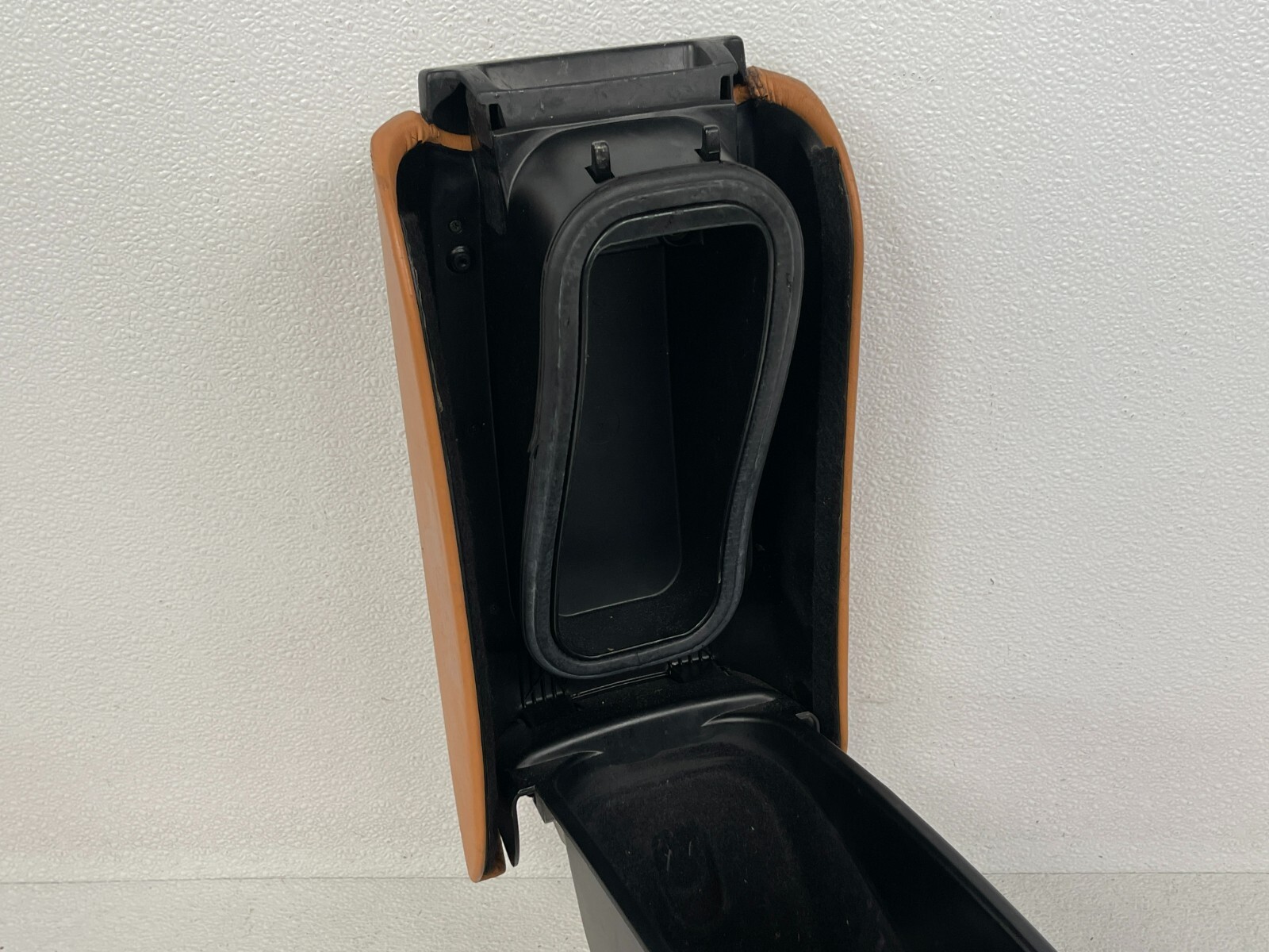 ⭐03-12 MASERATI QUATTROPORTE CENTER CONSOLE STORAGE WITH ARM REST BROWN LOT2340