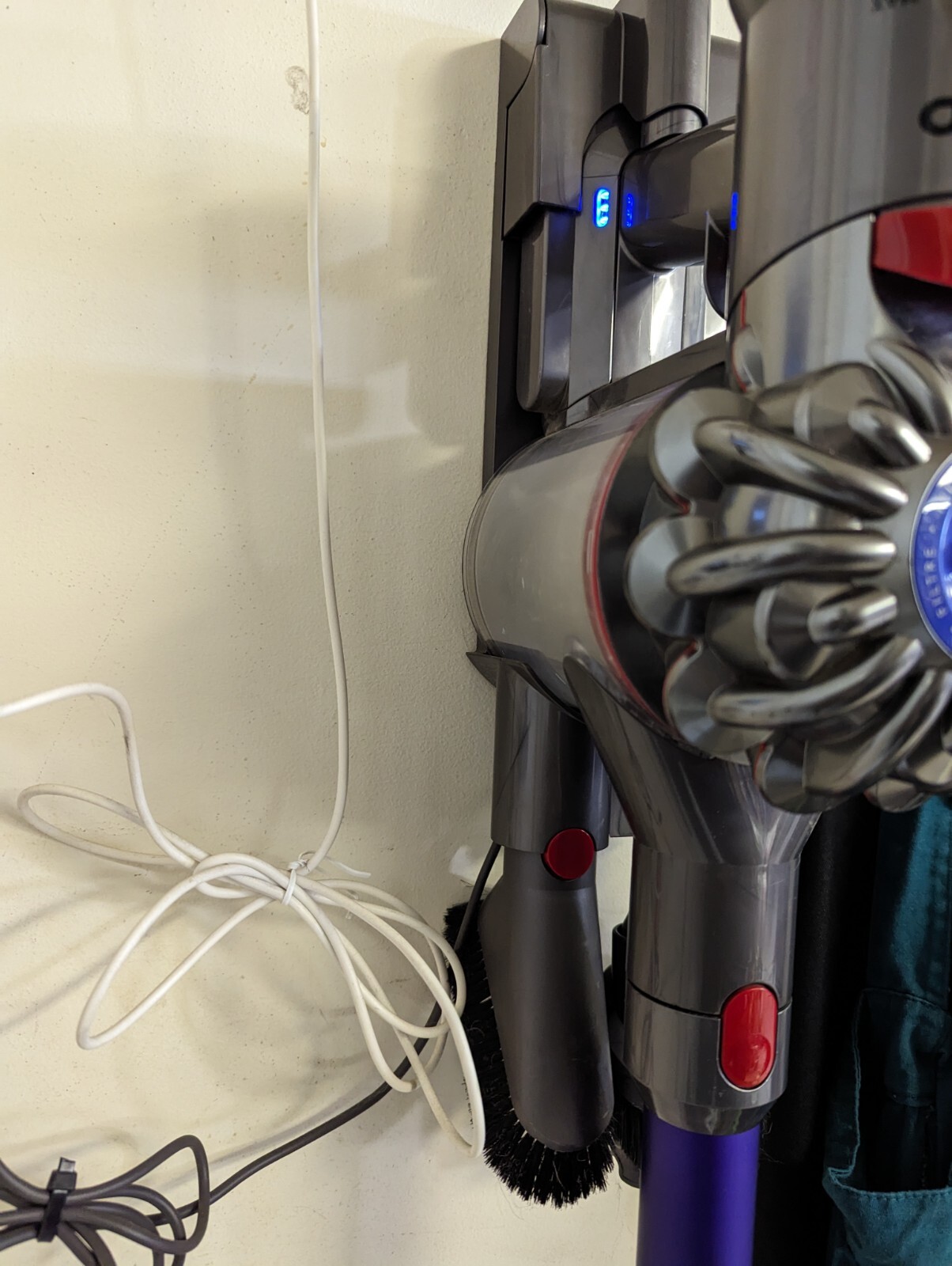 Dyson V8 Animal Cordless Stick Vacuum Cleaner Purple 885609014968 eBay