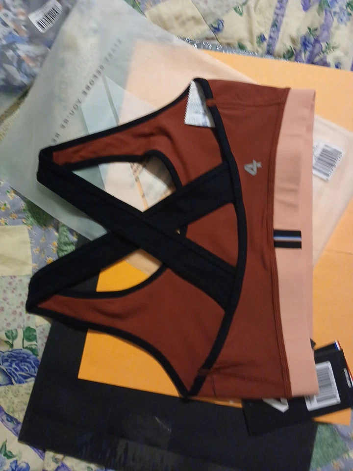 Sujetador Four Laps Infinity Calce Atlético Rojo Terciopelo Fresa Negro S Nuevo con Etiquetas Foto 2 de 4