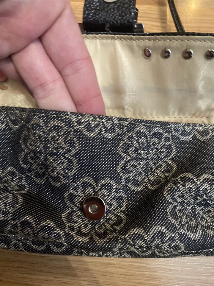 Bolso sin asas bandolera Kathy Van Zeeland negro metálico floral con tachuelas Foto 4 de 4