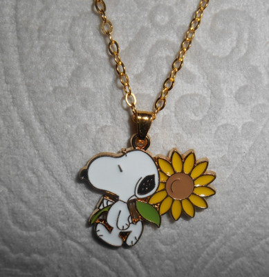 SNOOPY  WITH FLOWER NECKLACE