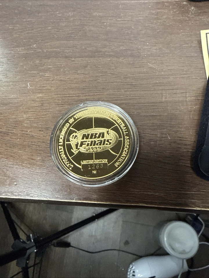 Moneda de las Finales de la NBA 1999 chapada en oro Knicks And Spurs Highland como nueva en estuche certificado de autenticidad Foto 4 de 4