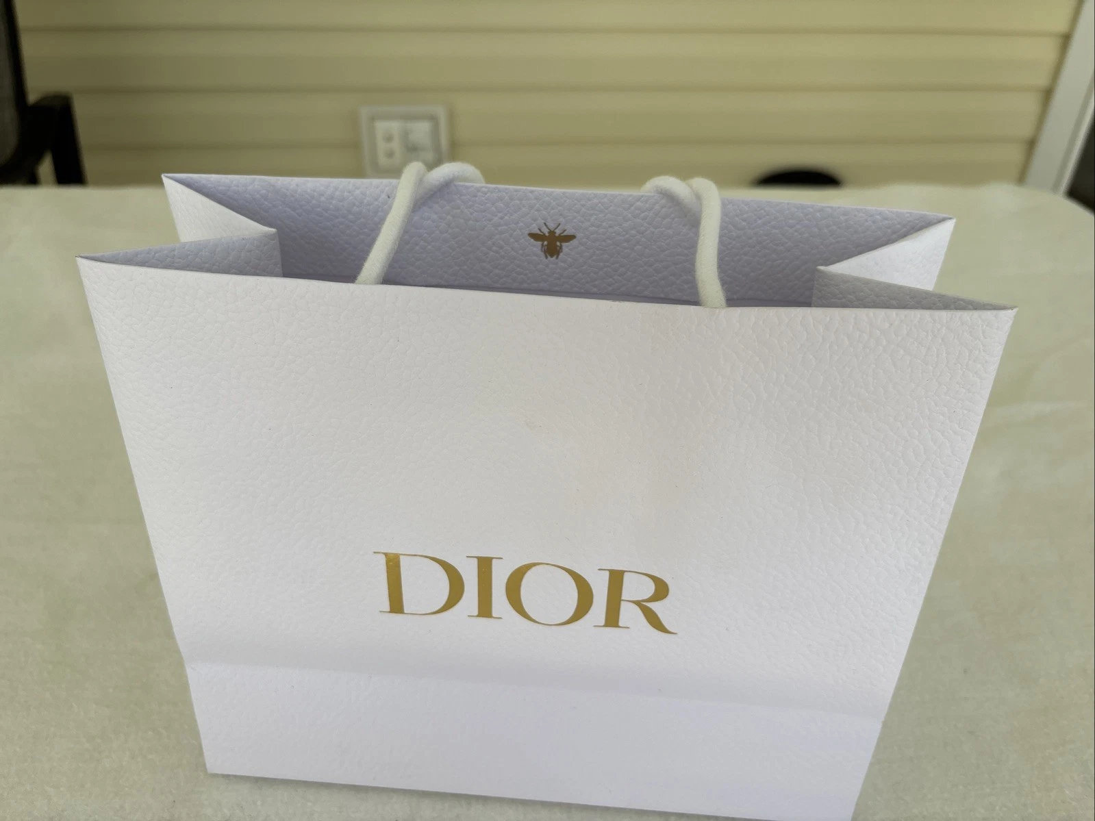 Sac cadeau shopping Dior authentique texture grainée 10x5x9 avec lettrage doré