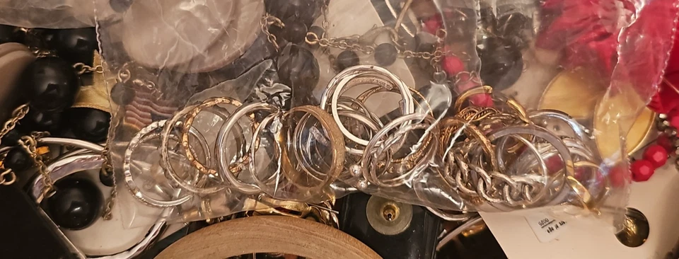 Vintage/jetzt gemischtes Schmuckset Gebrauchsspuren Wiederverkauf Basteln Trödel +8,5 Pfund - Bild 2 von 4