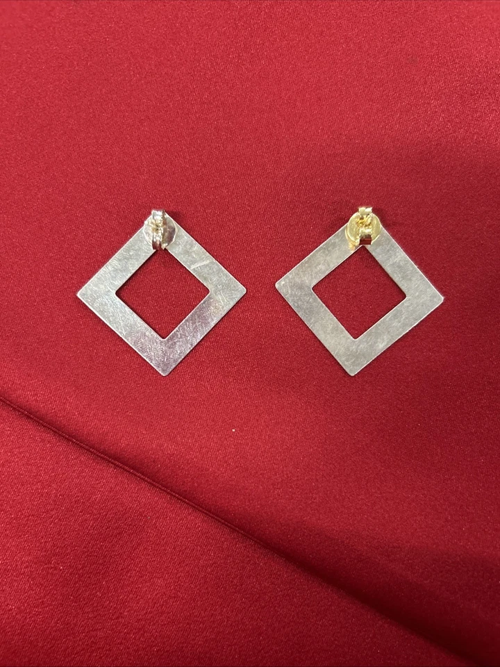 Pendientes colgantes cuadrados con centro hueco Sheila Fajl en tono plateado Foto 3 de 4