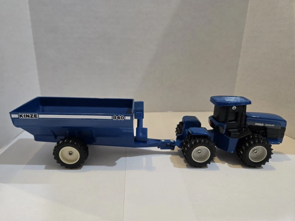 1/64 Ertl New Holland Versátil Tractor 9882 con Doble y Kinze 840 Grano Vagón Foto 3 de 4