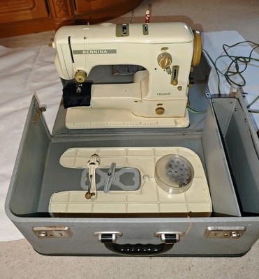Vintage Bernina 530-2 Nähmaschine mit Koffer aus dem Jahr 1963 mit Zubehör
