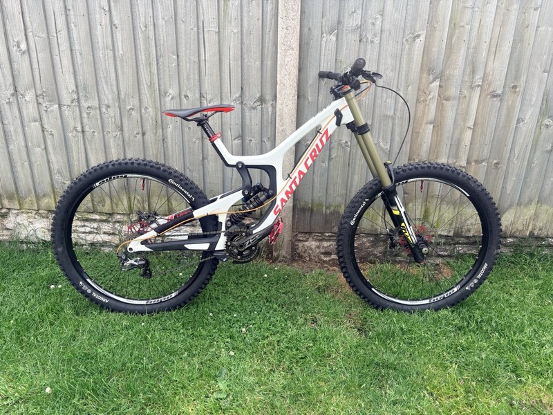 Santa Cruz V10 Downhill Bike