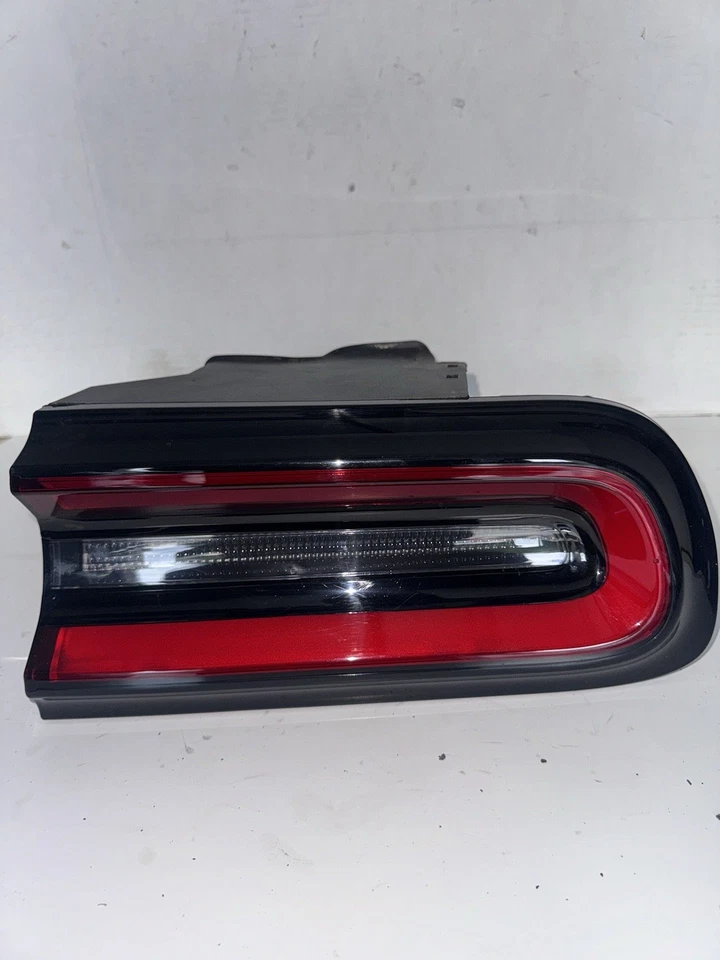 Dodge Challenger 2015-2020 pasajero luz trasera derecha LED 68403954 OE Foto 2 de 4