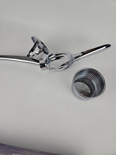 Vintage Stainless Steel Potato Ricer Masher - Afbeelding 4 van 4