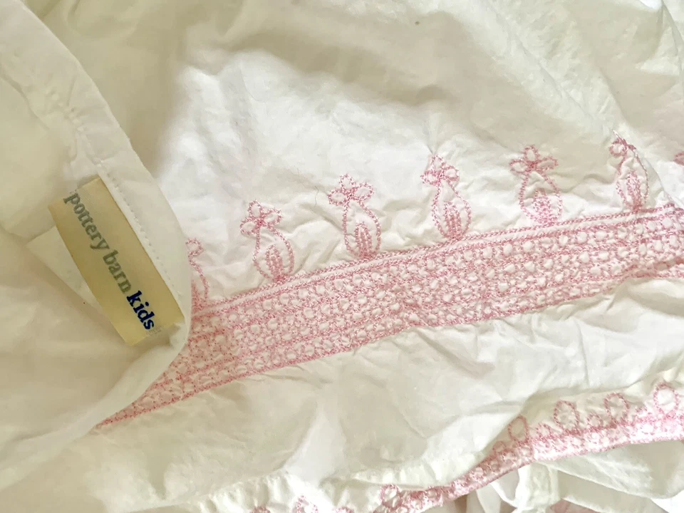 Falda de cuna bordada Pottery Barn Kids Brodee Claire ROSA Y BLANCO Foto 2 de 4