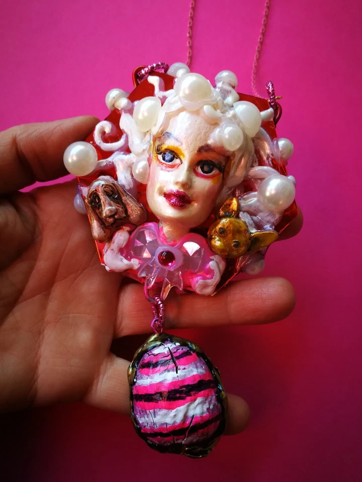 Lindo colgante con cabeza de muñeca de perro gato rubia hermosa mujer lindo gato Art Deco Foto 2 de 4