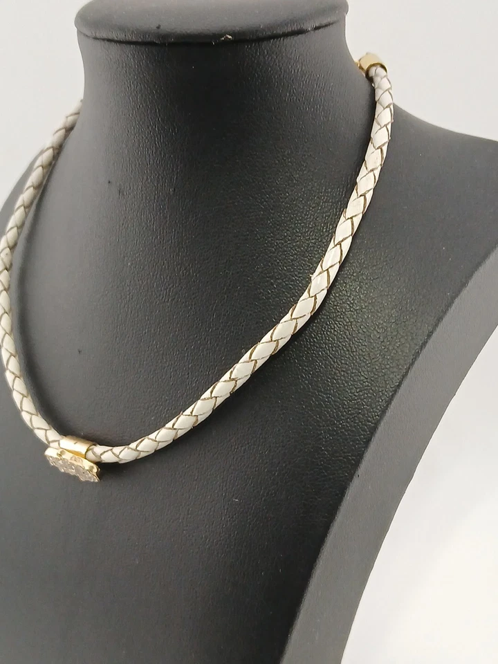 GUESS Collar Chocker Hamsa Piedras Transparentes Tono Dorado Cuero Trenzado Blanco Foto 3 de 4