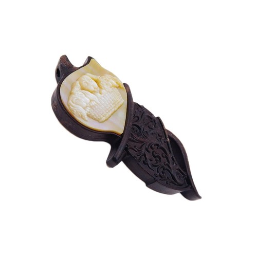 Carved Dogs - Three Graces MOP Wood Bead HE034006 - Picture 2 of 8