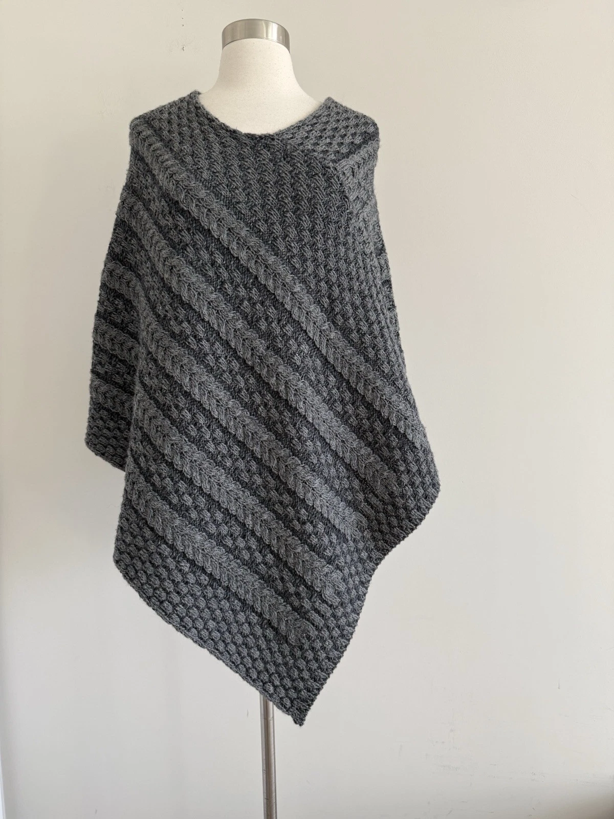 ARAN 100% MERINO WOOL CABLE KNIT PONCHO SWEATER SIZE M MADE IN IRELAND