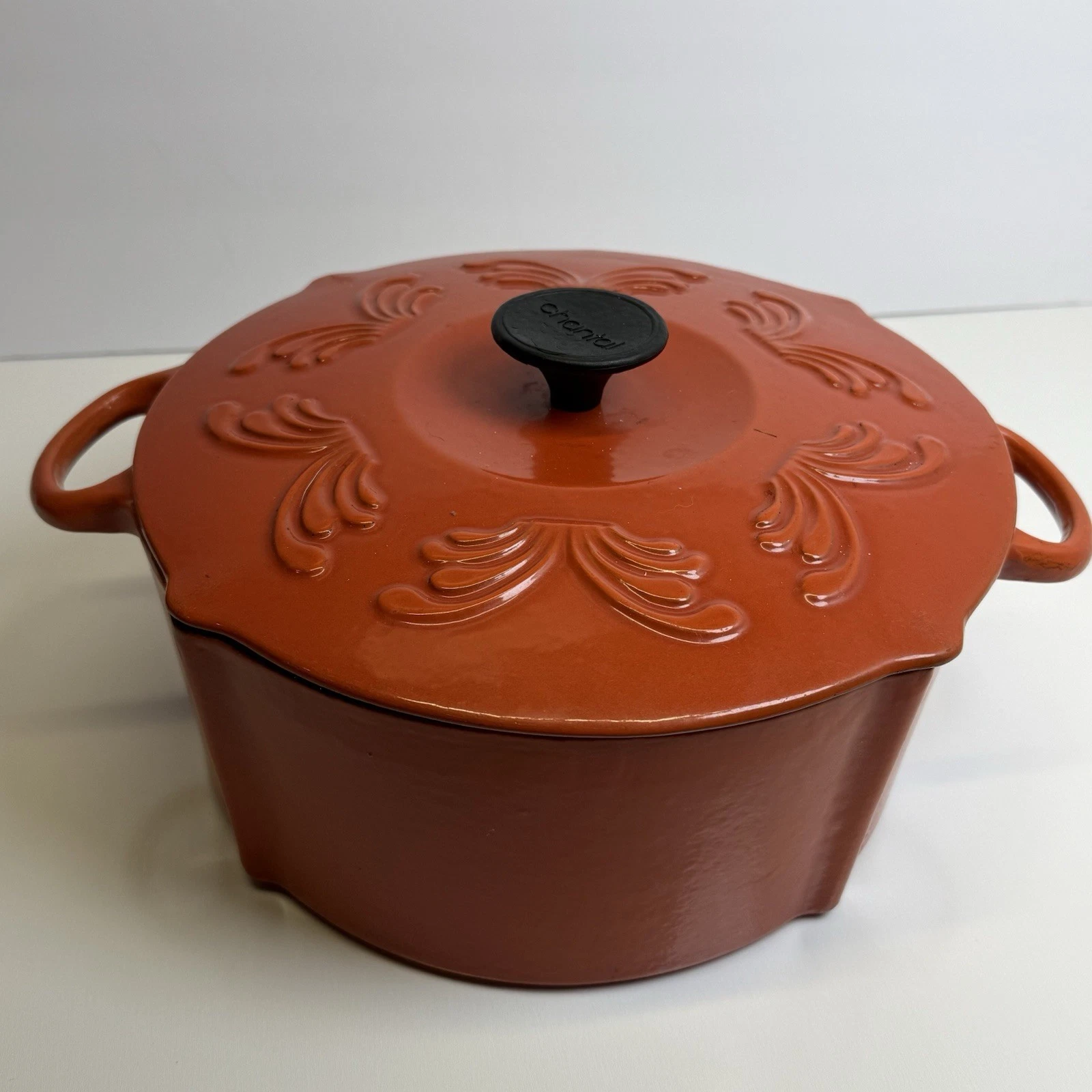 Chantal 6 Qt Round Cast Iron Dutch Oven Red with Lid great condition