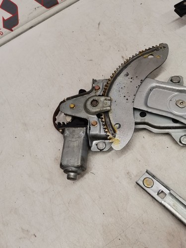 Kia Carens 5 Door 02-06 o/s off driver right front window regulator motor - Picture 4 of 12