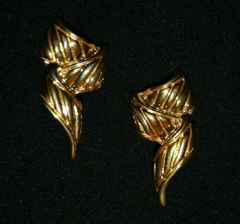 ELEGANT VTG PREMIER DESIGNS COUTURE GOLDEN RIBBED FLOWING RIBBON CLIP EARRINGS - Image 2 of 4