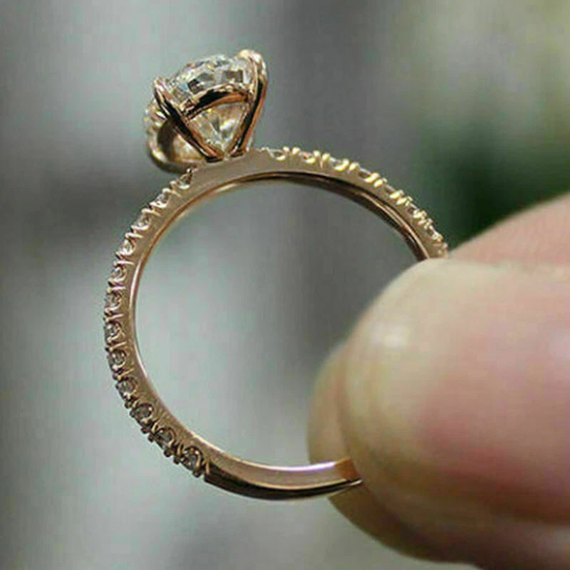 Anillo de boda solitario de moissanita ovalado de 2,30 quilates enchapado en oro rosa de 14 quilates Foto 3 de 4