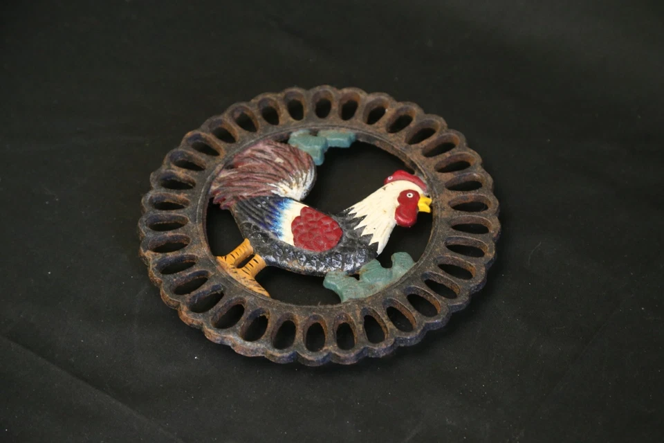 sottopentola in ghisa con bassorilievo smaltato gallo anni 70-80 900 vintage - Immagine 3 di 4