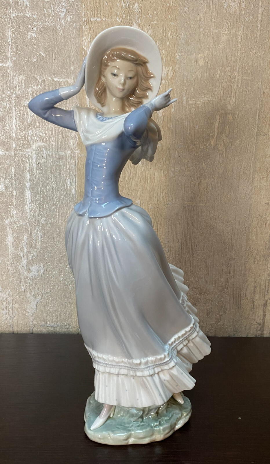 Lladro 4936 "Spring Breeze" Woman Holding Hat In Wind Porcelain Figurine 14"