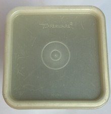 Vntg Tupperware Cheese/Cracker Saver. MADE IN THE USA #1696-5