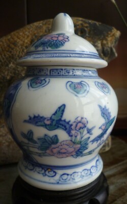 KLEINE CHINESISCHE DECKELVASE / TEMPELURNE HANDBEMALT DICKES HOCHWERTIGES PORZELLAN
