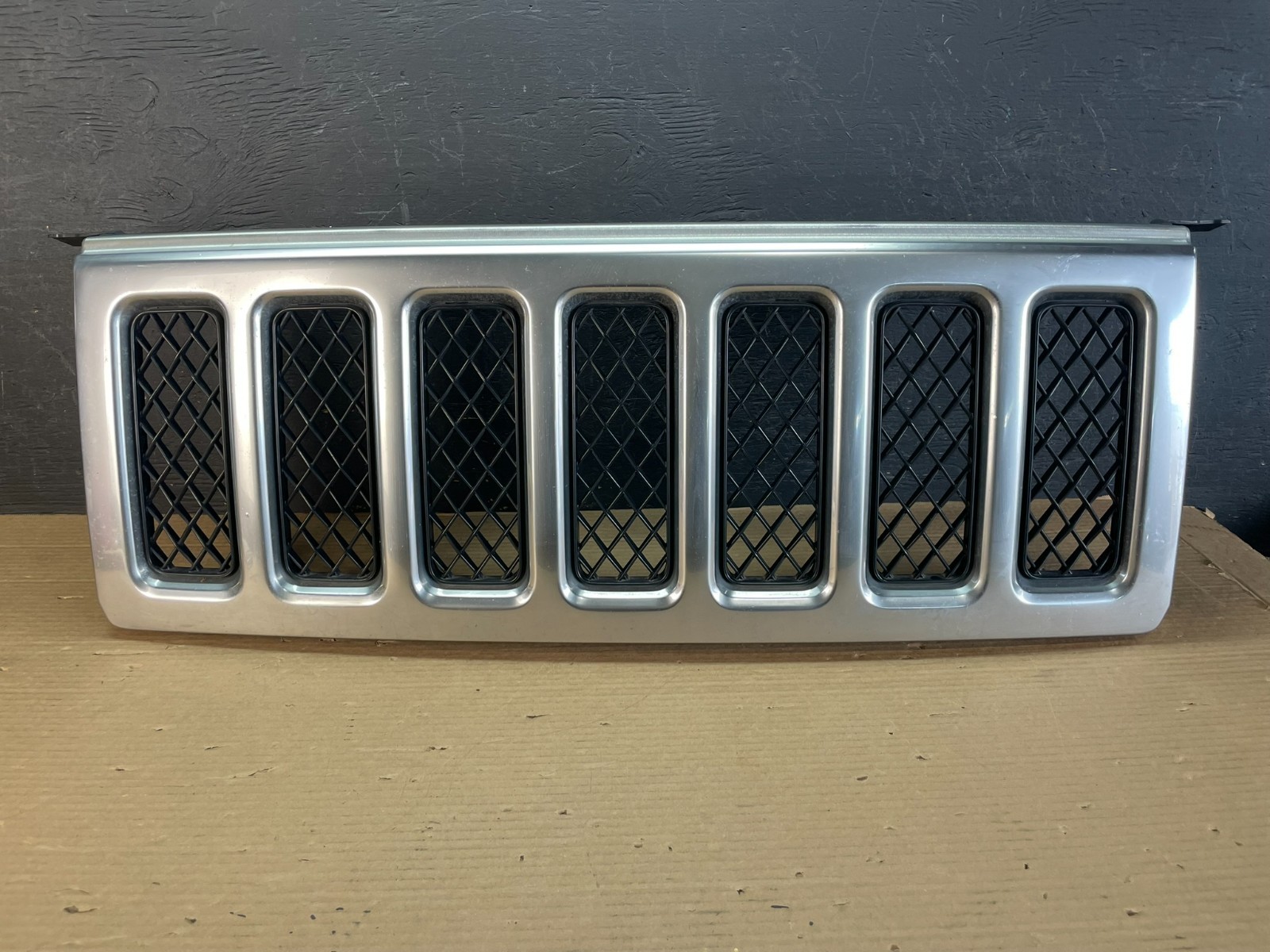 2006 to 2010 Jeep Commander Overland Front Upper Grill Grille OEM AE9941 DG