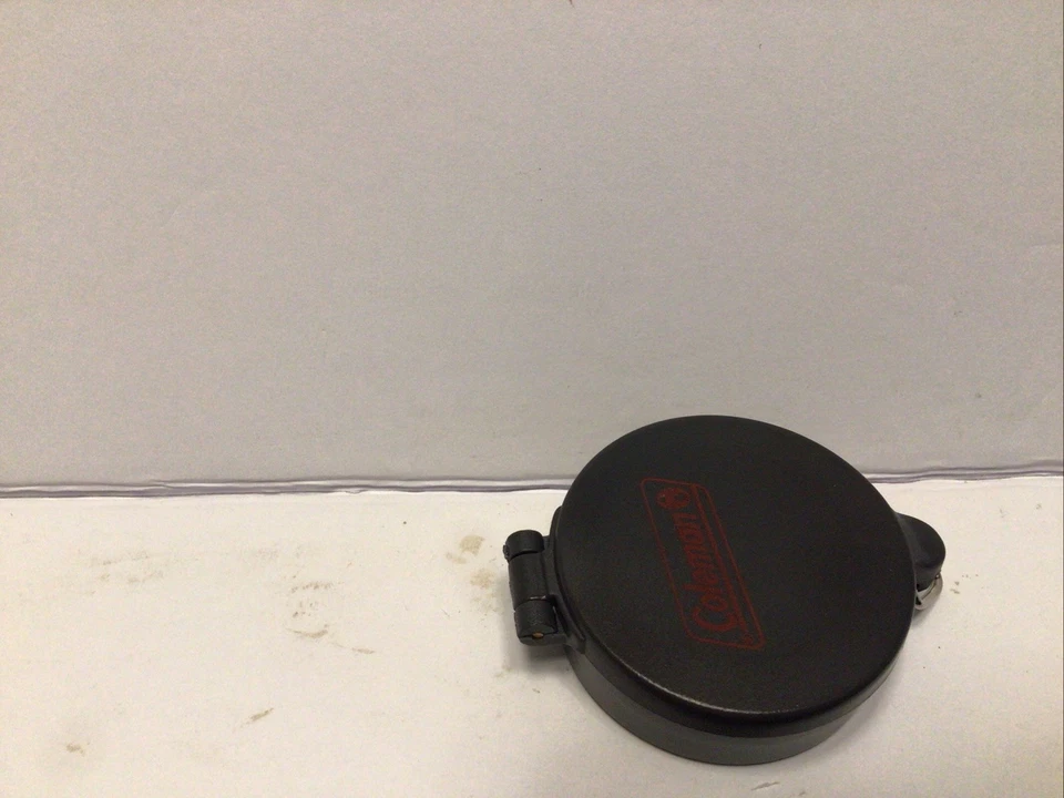 Brújula negra COLEMAN con grados, luz LED, cordón rojo, para senderismo y camping Foto 3 de 3