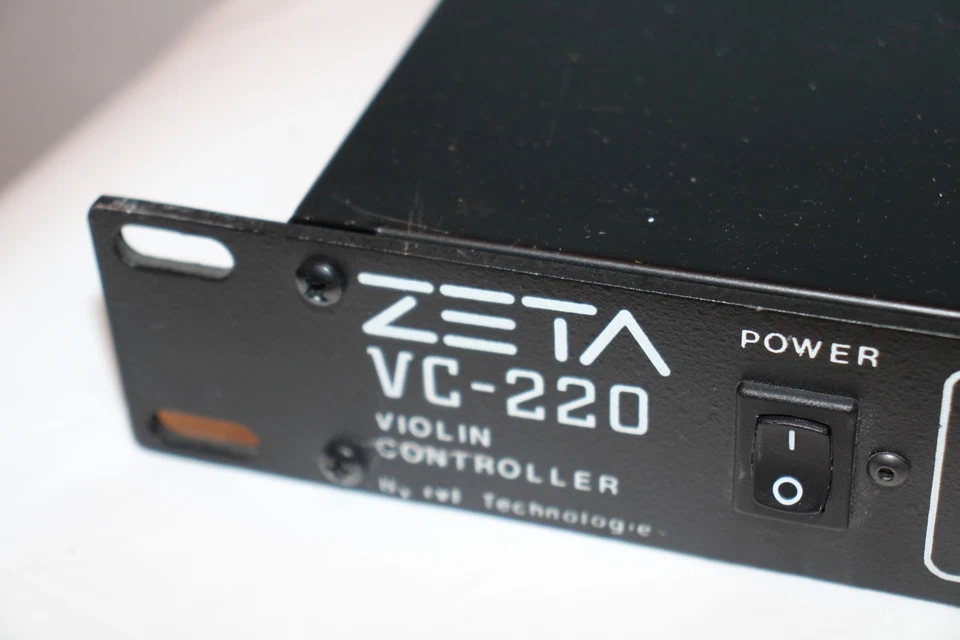 Controlador de violín Zeta VC-220 MONTAJE EN RACK AMPLIFICADOR con FUENTE ADAPTADOR DE CORRIENTE Foto 2 de 4
