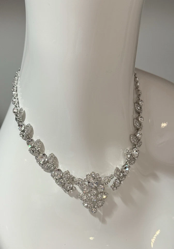 Collar firmado Givenchy cristal transparente tono plata 16" con extensor de 3" Foto 4 de 4