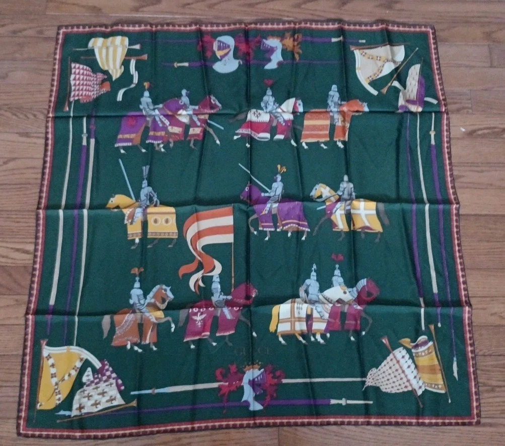 Foulard vintage Gucci Kights et armure brillante en soie verte 33