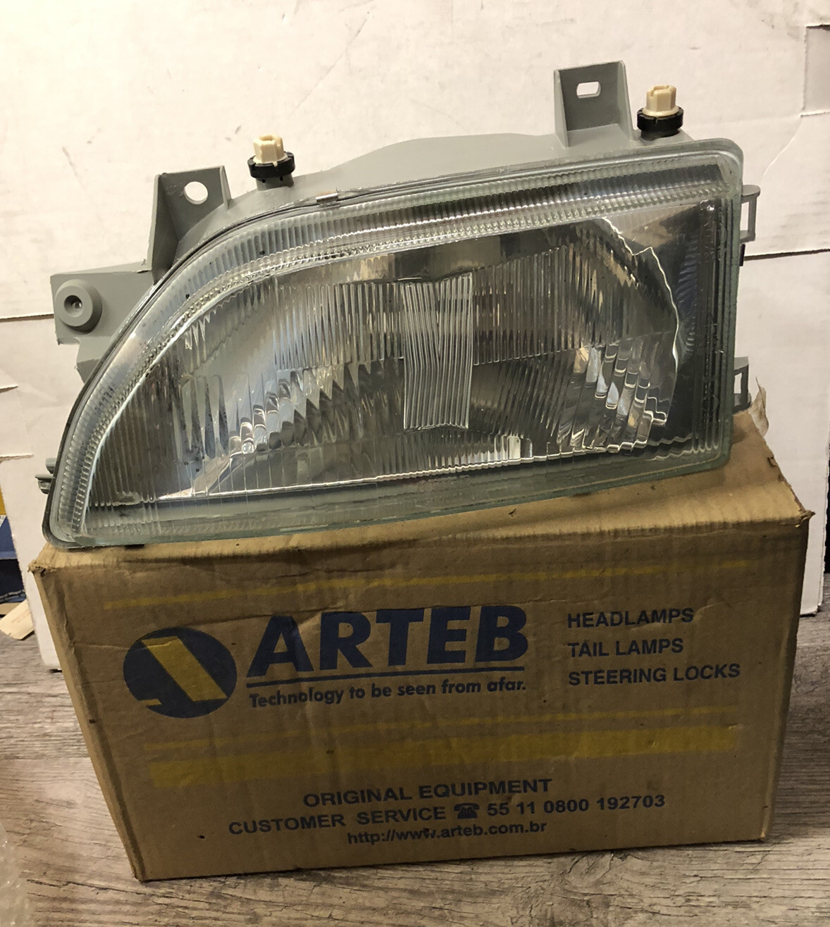 Projecteur phare avant gauche Arteb 0160167 qualité d'origine Ford Escort 93-96