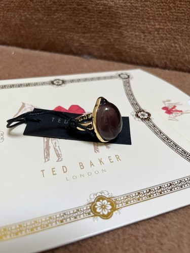 Anillo de metal en tono púrpura y dorado TED BAKER para dama talla S\M nuevo con etiquetas - Imagen 4 de 5