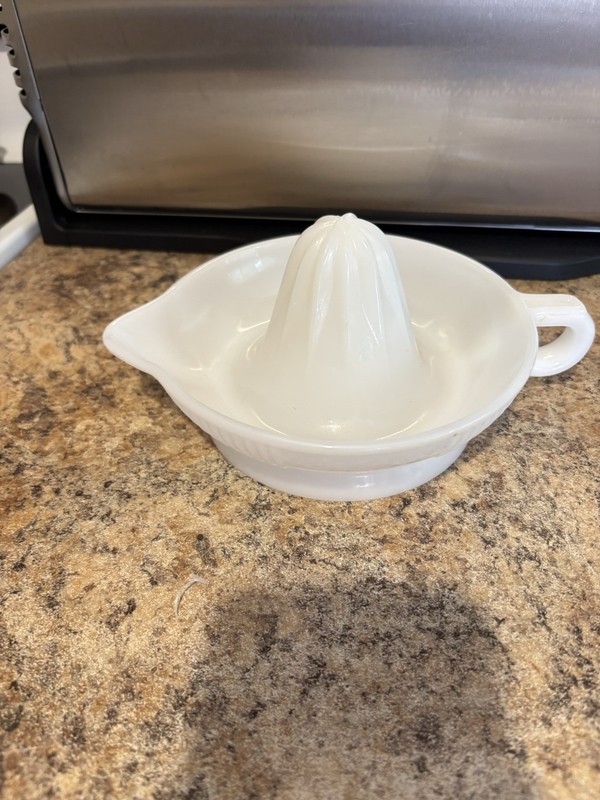 Vintage 1950s Milk Glass Manual Citrus Juicer Reamer with Handle, Pour Spout…