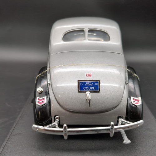 Motormax 1/18 Scale - 73108 1940 Ford Deluxe - Two Tone Silver Black Diecast Car - Picture 6 of 14