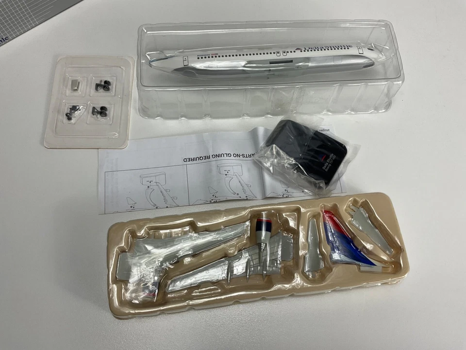 1:200 Hogan Delta Shuttle Boeing 737-800 N395DN Colors in Motion Livery #1349 - Image 2 of 4