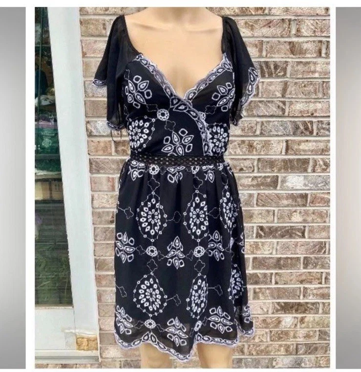 黑白维多利亚花卉刺绣露肩哥特式迷你裙 — 第 2/4 张图片