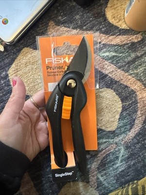 Fiskars Pruner Bypass, Single Steps P26