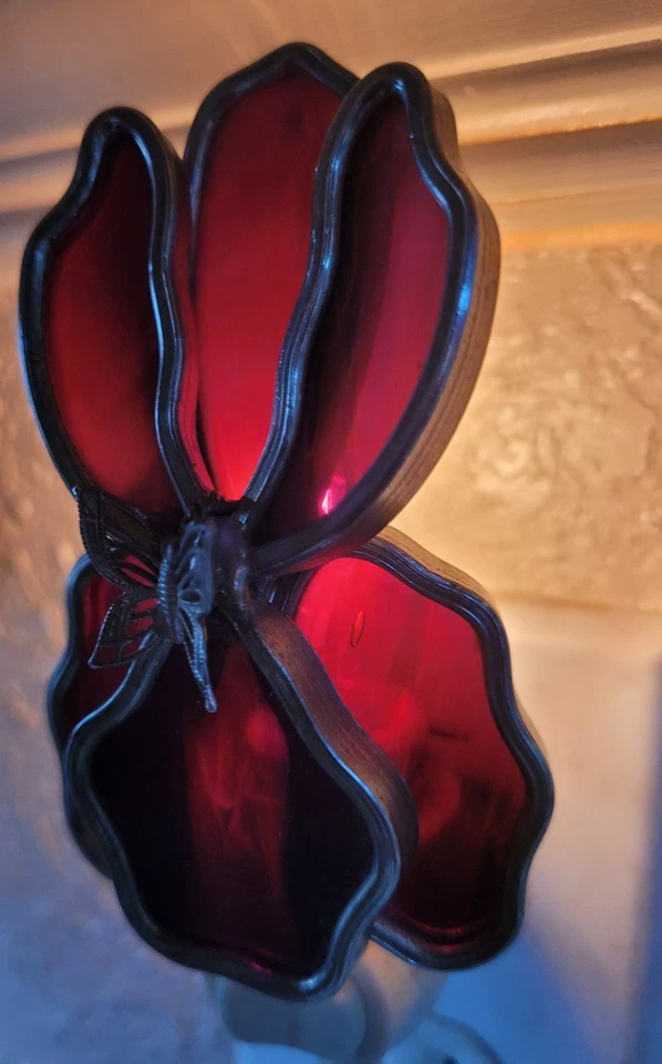 Vitral Iris Bloom Luz Nocturna con Acento Mariposa Plateada De Colección Foto 3 de 4