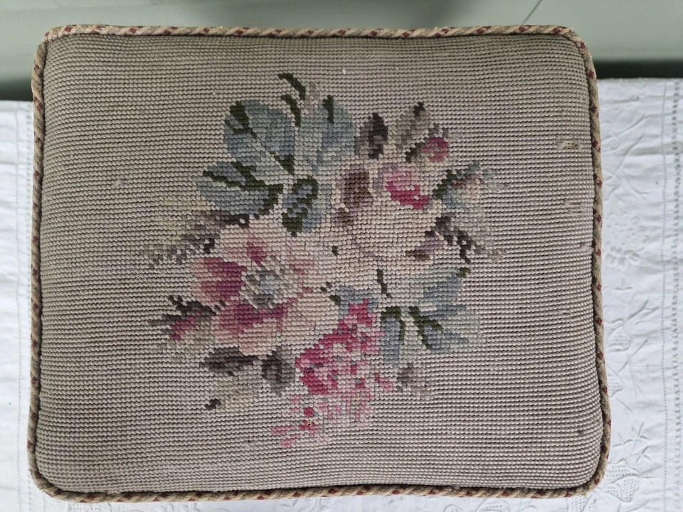 Tapiz de punta de aguja de colección taburete de pie rectangular patas descapotables Foto 2 de 4