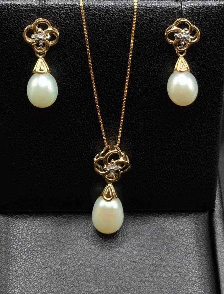 Juego de collar y pendientes de perlas y diamantes de oro de 10k  Foto 3 de 4