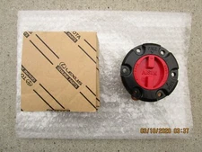 85 - 95 TOYOTA PICKUP FREE WHEEL MANUAL LOCKING HUB CAP COVER QTY 1 OEM NEW