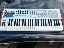 Sleek White Advanced Arturia Keylab 49 Midi Synthesizer/Keyboard Controller