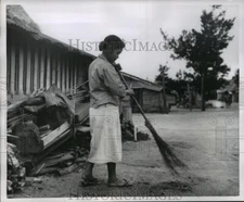 1952 Press Photo Leper colony at Airaku-en is swept several times each day