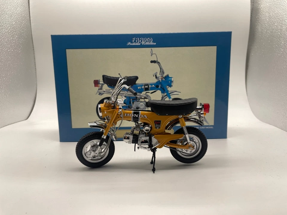 Ebbro 1:10 Scale DieCast Model Dax Honda ST50 1969 Motorcycle Gold New in Box - Image 2 of 4
