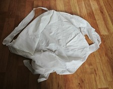 Altes Sch&uuml;rze mit Spitze in wei&szlig;