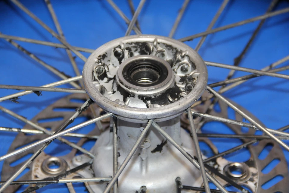 99-02 KX250 KX125 1999 llanta delantera radios centrales buje husillo rotor neumático Foto 2 de 4